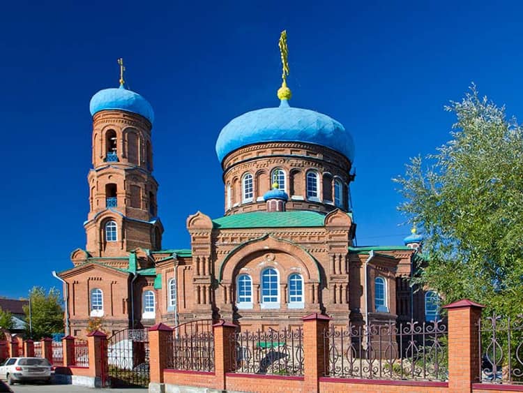 Покровский кафедральный собор - этот храм выполнен в византийском стиле и является достопримечательностью Барнаула.